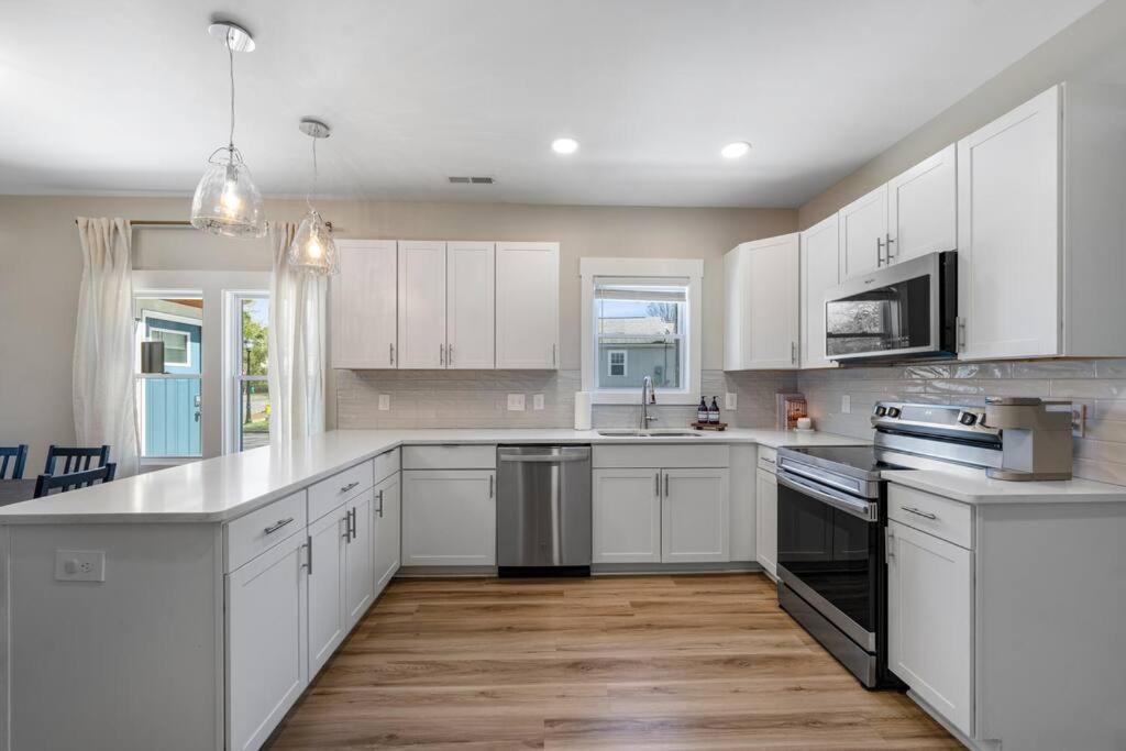 Brand New Cozy Modern Bungalow W/Hot Tub+Movieroom 7 Min From Uptown Charlotte Exterior photo