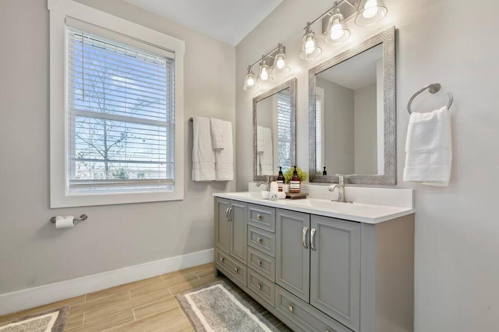 Brand New Cozy Modern Bungalow W/Hot Tub+Movieroom 7 Min From Uptown Charlotte Exterior photo