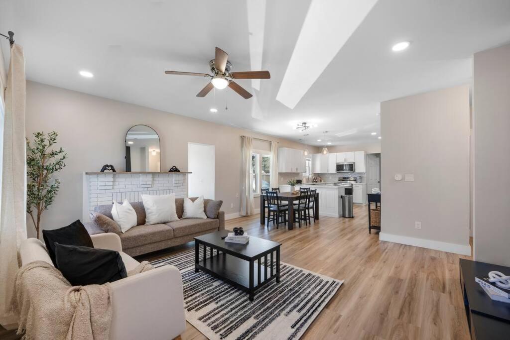 Brand New Cozy Modern Bungalow W/Hot Tub+Movieroom 7 Min From Uptown Charlotte Exterior photo
