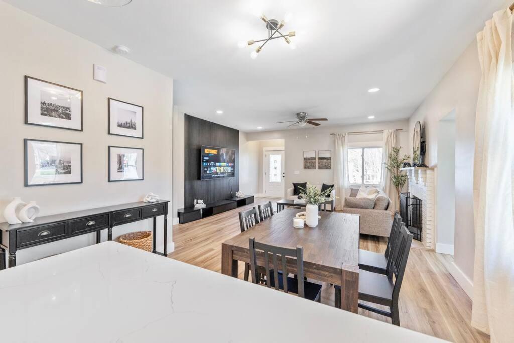 Brand New Cozy Modern Bungalow W/Hot Tub+Movieroom 7 Min From Uptown Charlotte Exterior photo