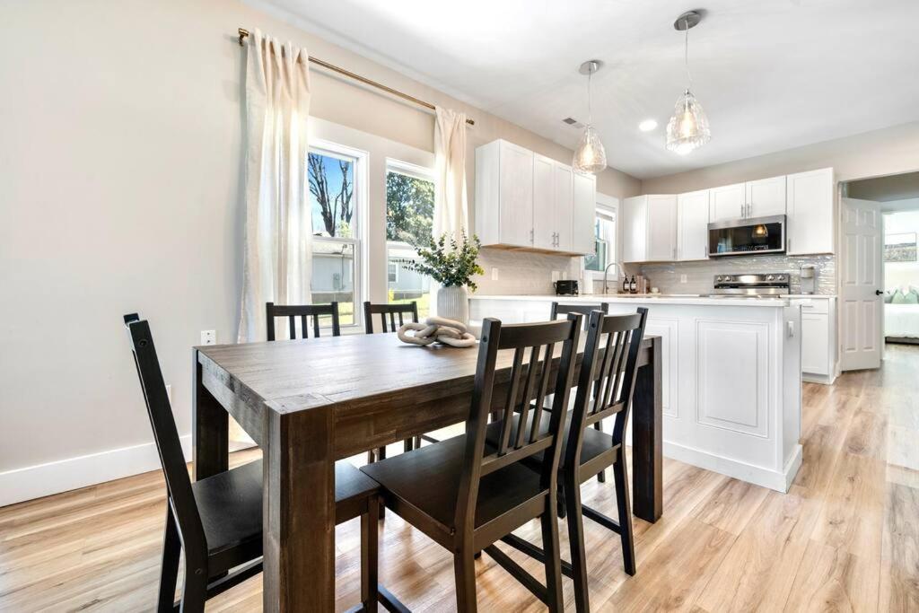Brand New Cozy Modern Bungalow W/Hot Tub+Movieroom 7 Min From Uptown Charlotte Exterior photo